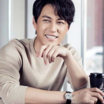 靳东长发写真,儒雅风度尽显，魅力四溢的时尚演绎