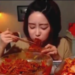 美国小姐姐吃小火鸡面,体验地道亚洲风味