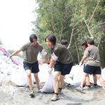 郑州小姐姐抗洪求救,勇敢身影，传递人间大爱