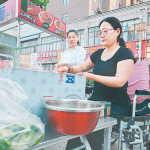 一碗面有顾客竟非给6万元！商丘“90后”“炒面姐”引关注2025/6/24面条姐是谁