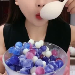 小姐姐吃绣球糖测评图片,小姐姐亲测，甜蜜瞬间尽收眼底