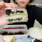 小姐姐吃解压的甜品动图,小姐姐的甜品美食之旅
